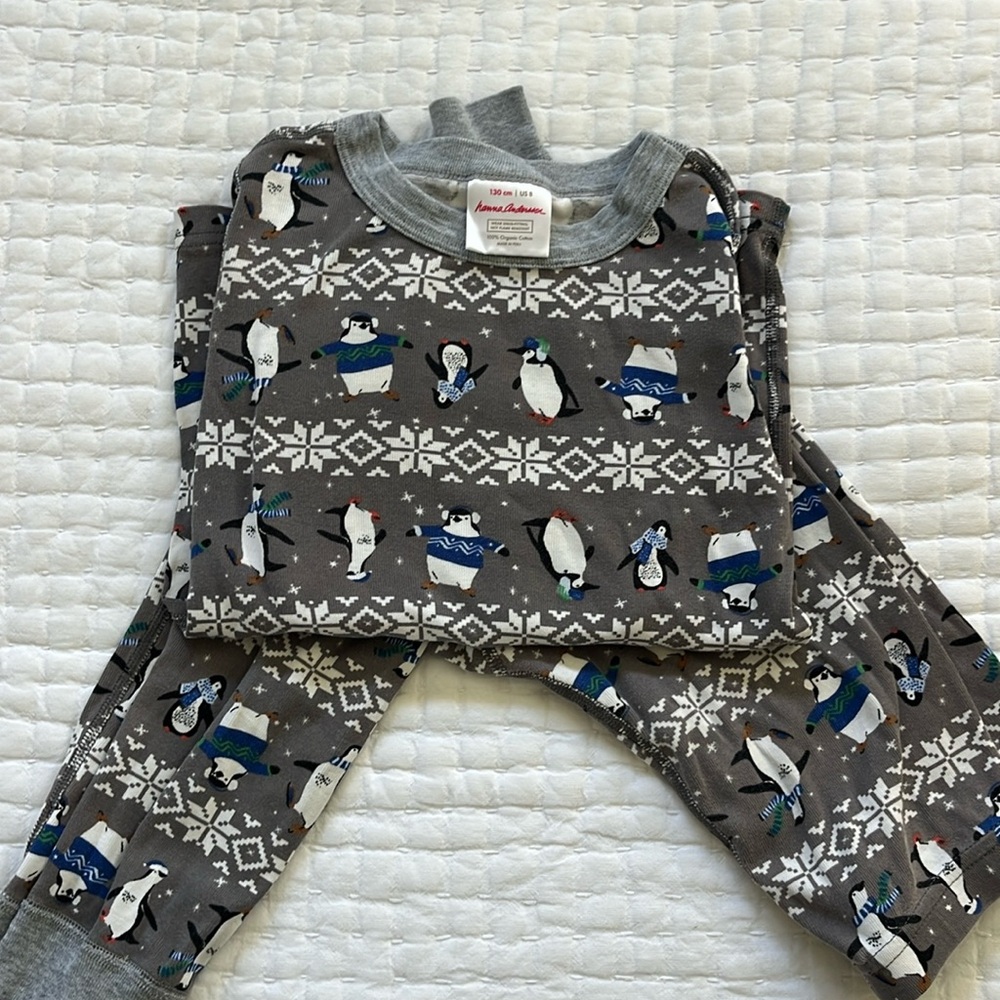 Hanna Andersson Holiday long pajamas, winter penguins, size 8